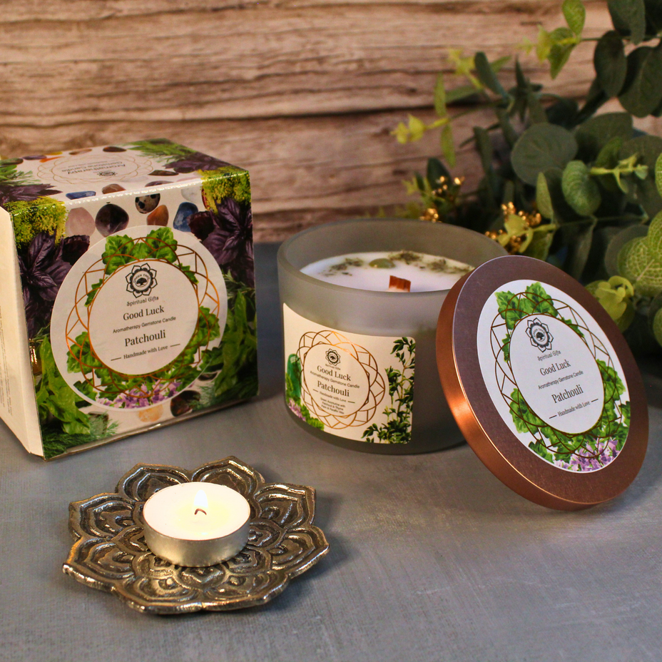 Patchouli geurkaars met edelstenen voor aarding en geluk