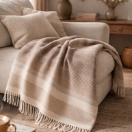 Plaid van Mongoolse wol op lichte bank in rustig, natuurlijk interieur