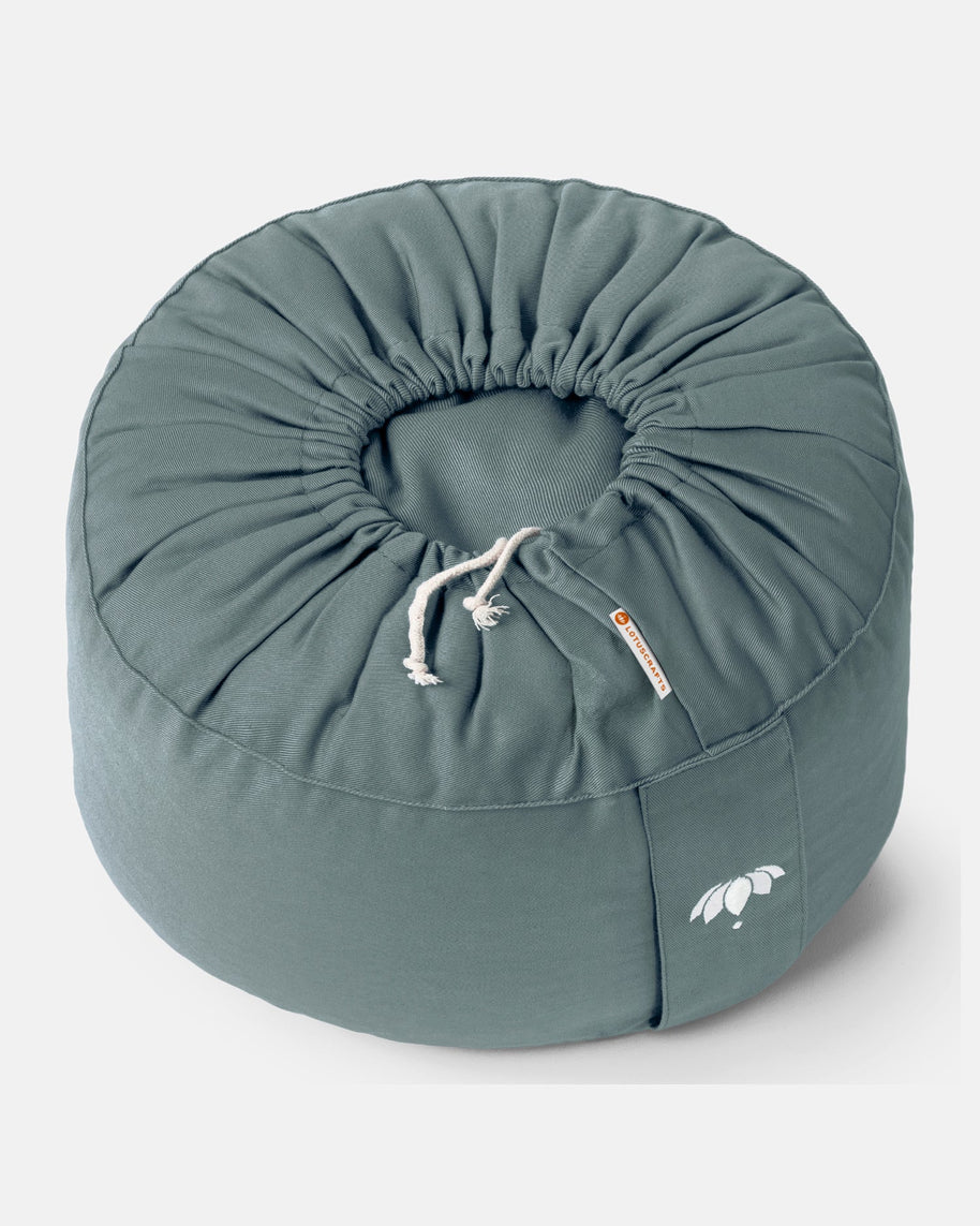 Rond meditatiekussen van Lotuscrafts met geplooide onderkant om gemakkelijk de hoes te kunnen wassen