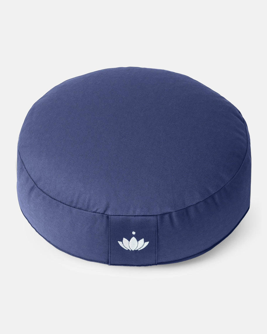 Donkerblauw meditatiekussen van bovenaf gefotografeerd