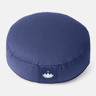 Donkerblauw meditatiekussen van bovenaf gefotografeerd