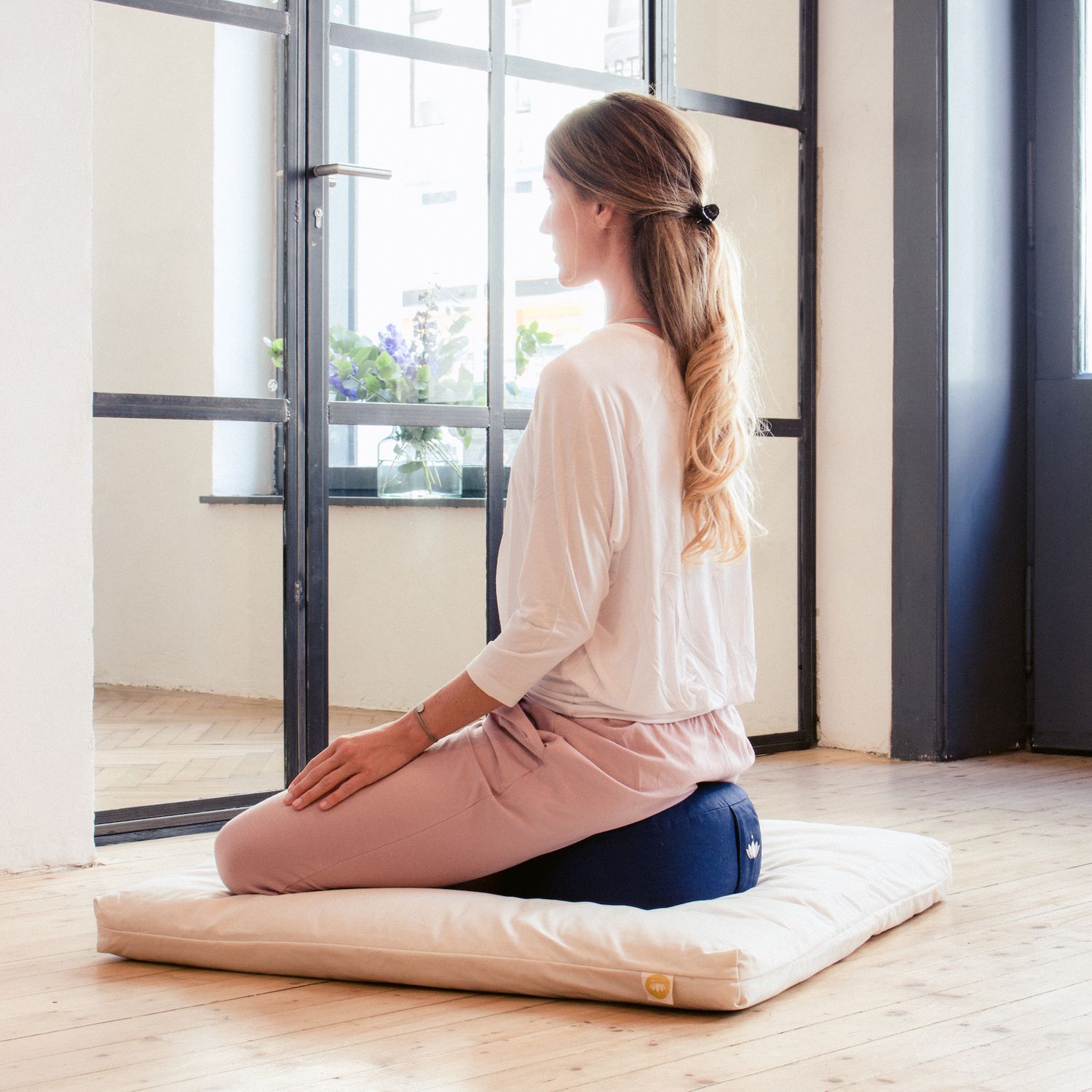 Rond meditatiekussen gebruikt tijdens meditatie in rustige ruimte