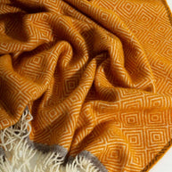 Warmgele wollen deken nonchalant gedrapeerd met zichtbare wolstructuur