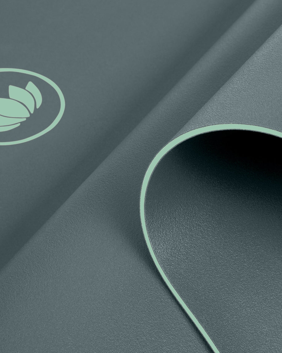 Detail van groene Arise Yogamat met zachte structuur