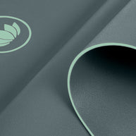 Detail van groene Arise Yogamat met zachte structuur
