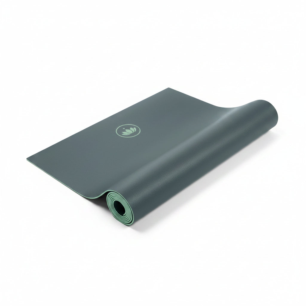 Groene Arise Yogamat opgerold en uitgerold