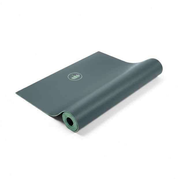 Groene Arise Yogamat opgerold en uitgerold