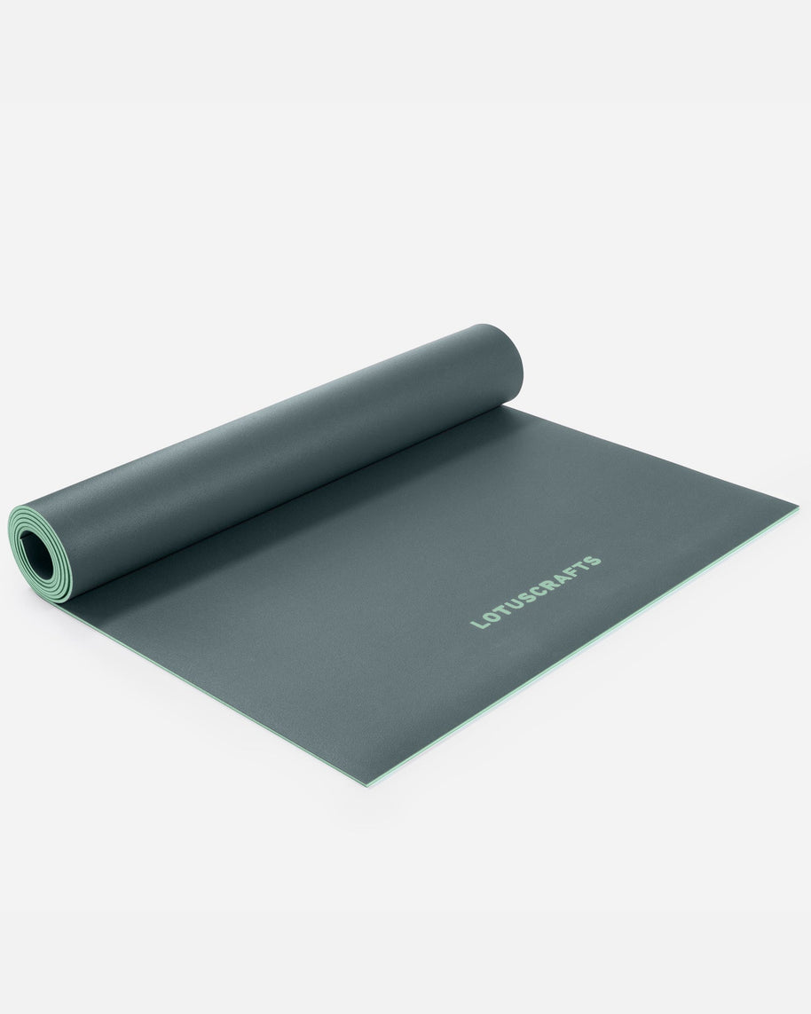 Groene Arise Yogamat uitgerold voor yoga practice