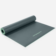 Groene Arise Yogamat uitgerold voor yoga practice