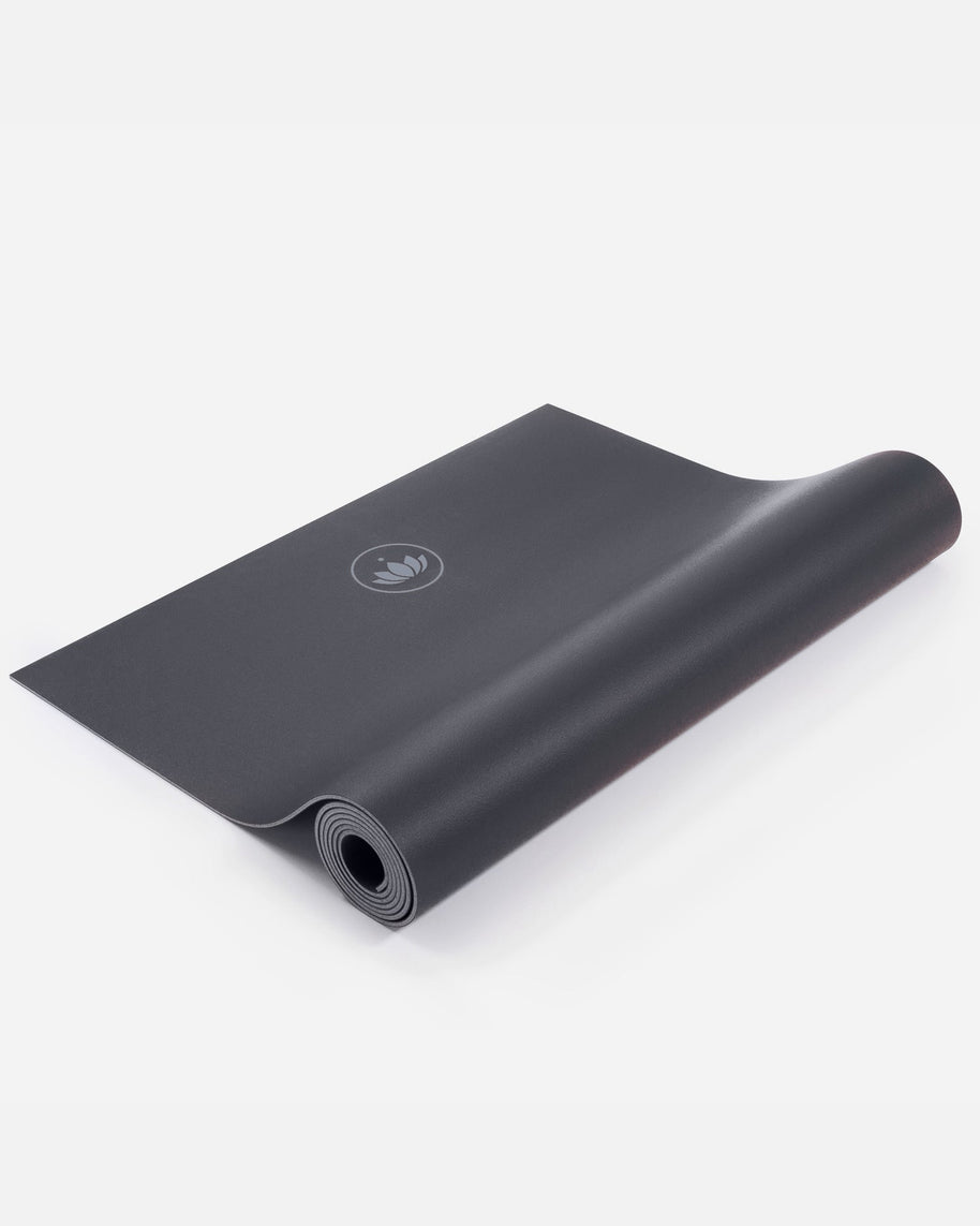 Donkergrijze Arise Yogamat deels opgerold