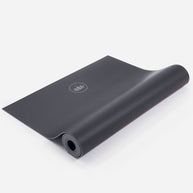 Donkergrijze Arise Yogamat deels opgerold