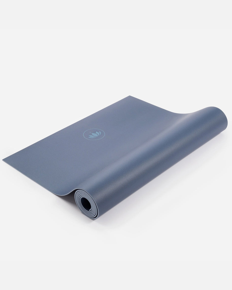 Blauwgrijze Arise Yogamat opgerold en uitgerold