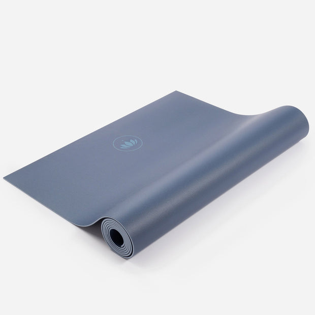 Blauwgrijze Arise Yogamat opgerold en uitgerold