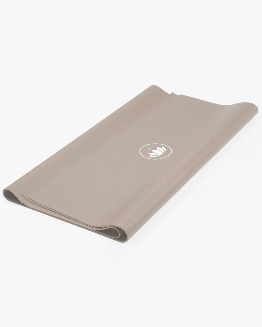 Zandkleurige Arise Travel Yogamat dun opgevouwen