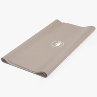 Zandkleurige Arise Travel Yogamat dun opgevouwen