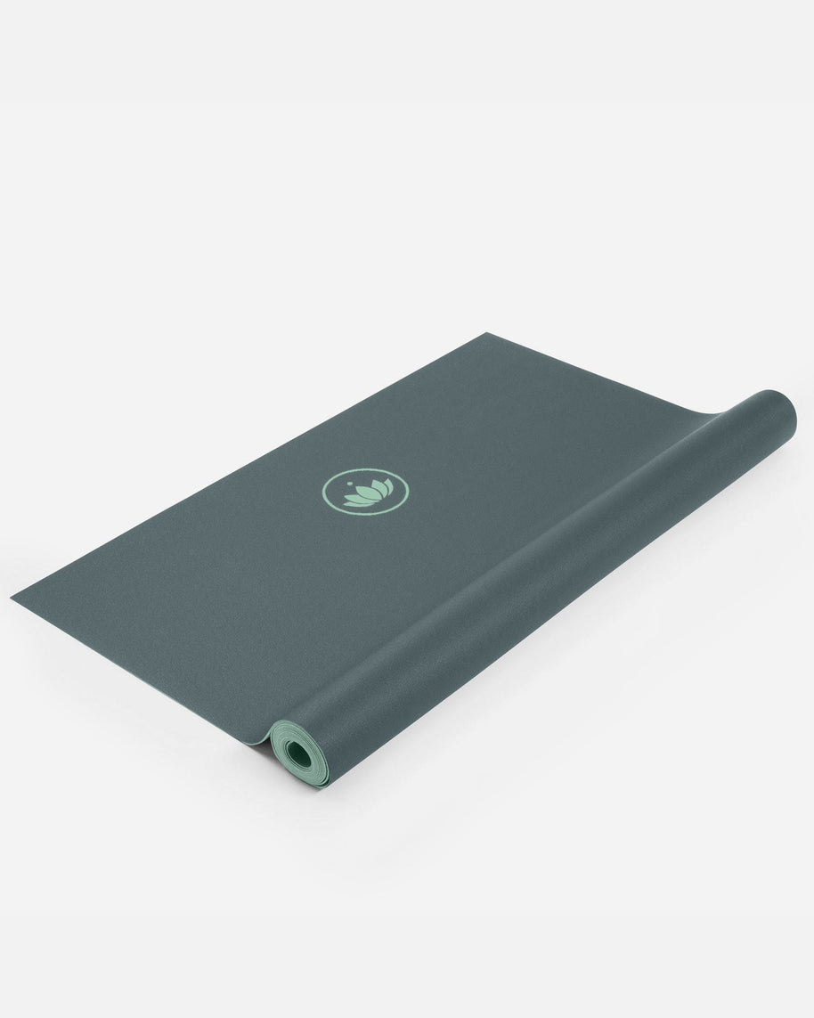 Groene Arise Travel Yogamat dun opgerold en uitgerold