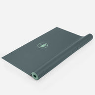 Groene Arise Travel Yogamat dun opgerold en uitgerold