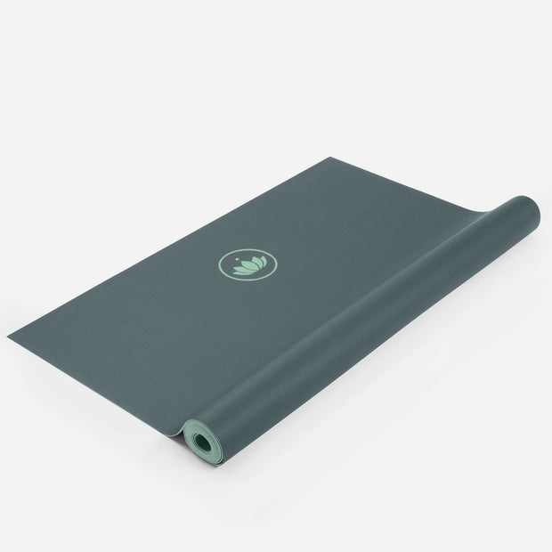 Groene Arise Travel Yogamat dun opgerold en uitgerold