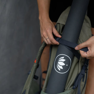 Yogi draagt Arise Travel Yogamat in yogatas rugzak