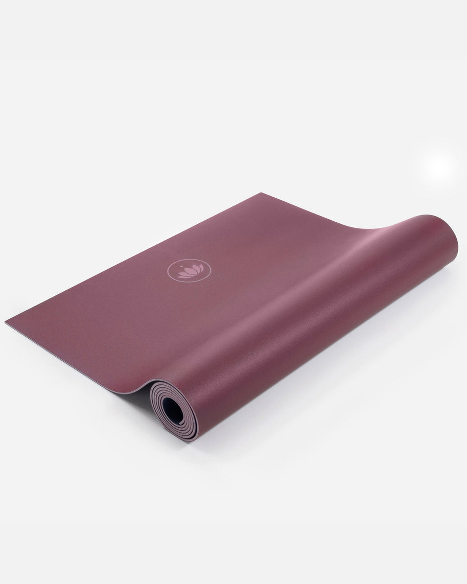 Roze Arise Yogamat opgerold en uitgerold