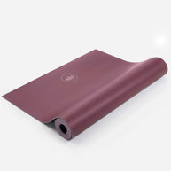 Roze Arise Yogamat opgerold en uitgerold