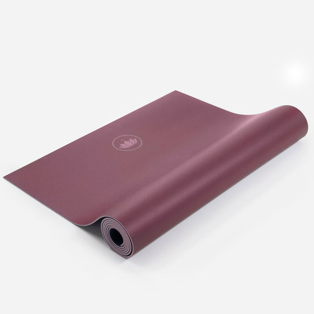 Roze Arise Yogamat opgerold en uitgerold