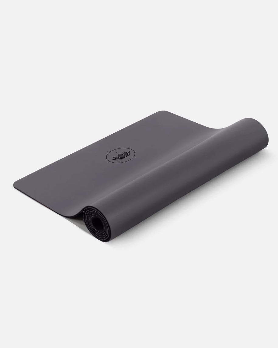 Donkergrijze Yogamat PURE deels opgerold