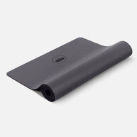 Donkergrijze Yogamat PURE deels opgerold
