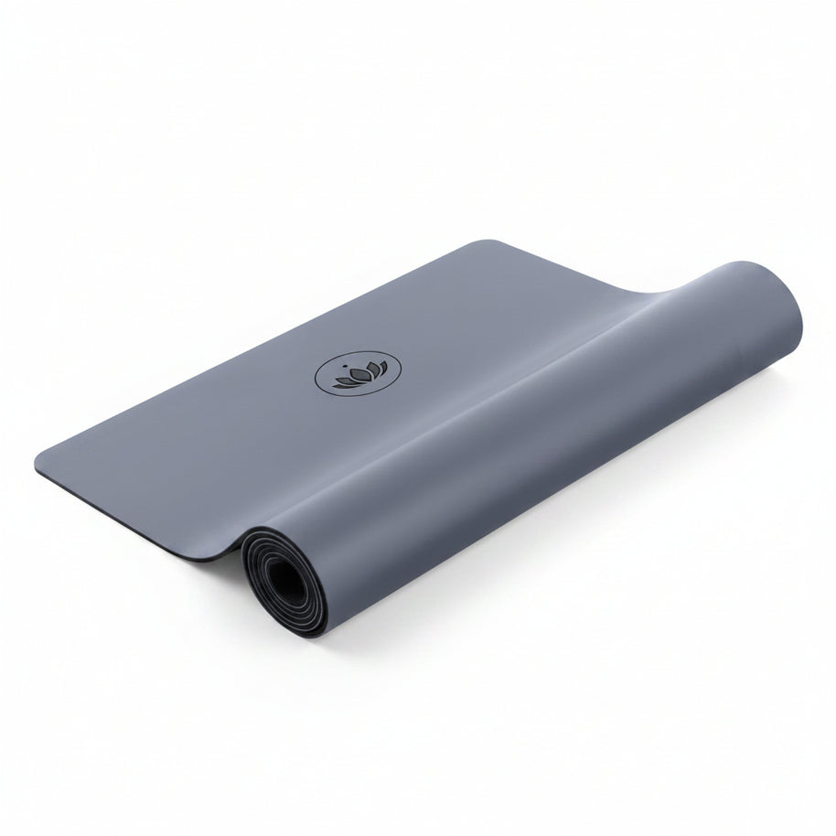 Grijsblauwe Yogamat PURE opgerold en uitgerold