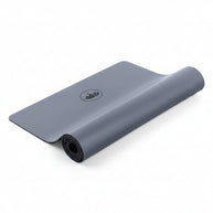 Grijsblauwe Yogamat PURE opgerold en uitgerold