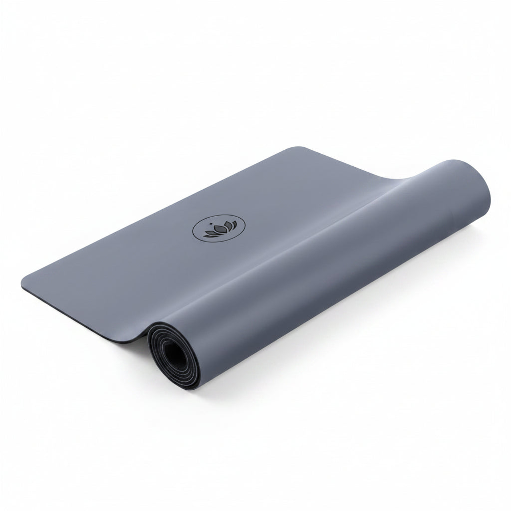 Grijsblauwe Yogamat PURE opgerold en uitgerold