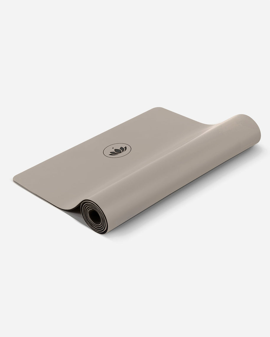 Zandkleurige Yogamat PURE opgerold en uitgerold