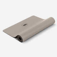 Zandkleurige Yogamat PURE opgerold en uitgerold