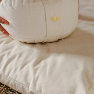 Detail van biologisch katoenen Zabuton meditatiemat met zachte vulling