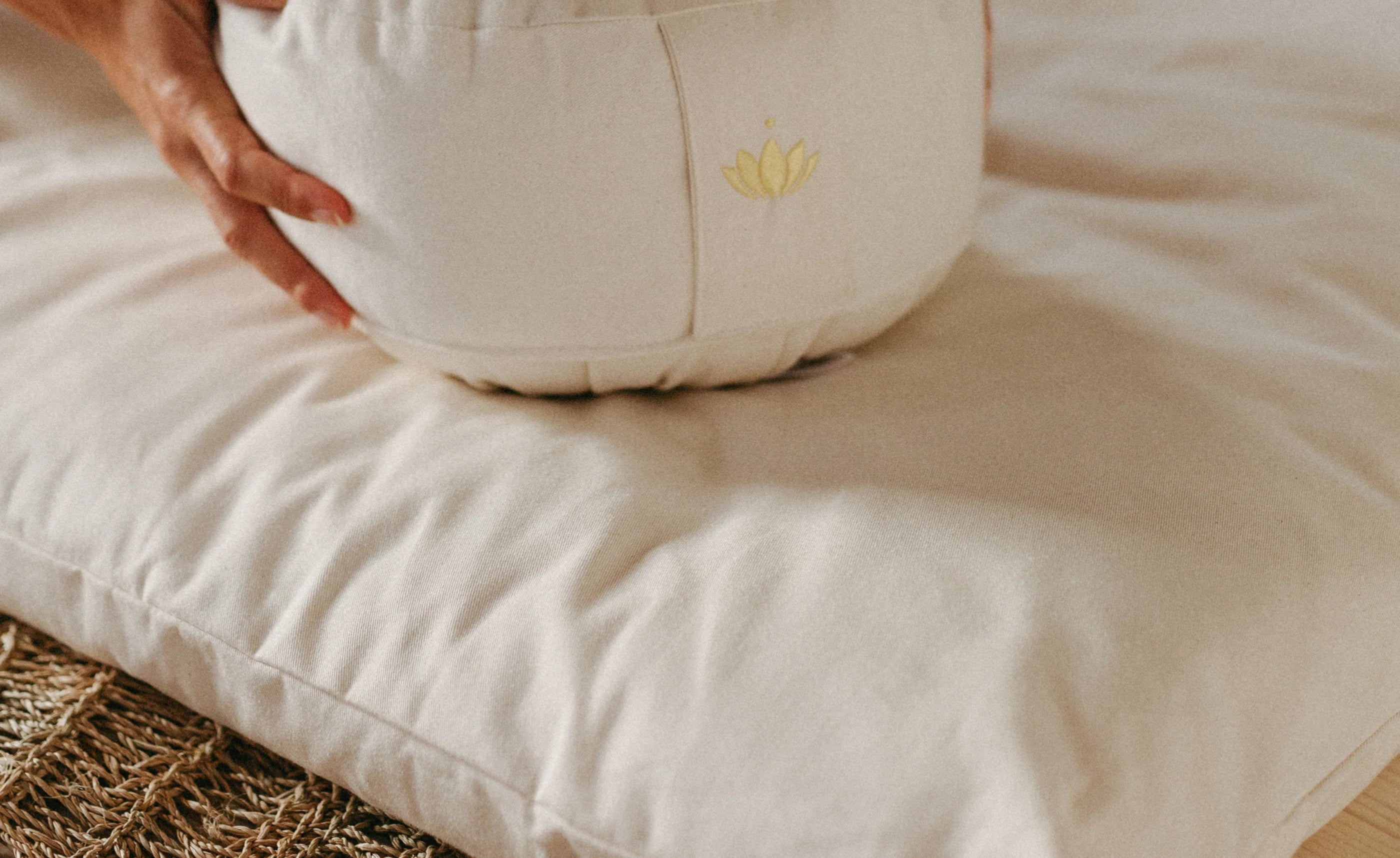 Detail van biologisch katoenen Zabuton meditatiemat met zachte vulling