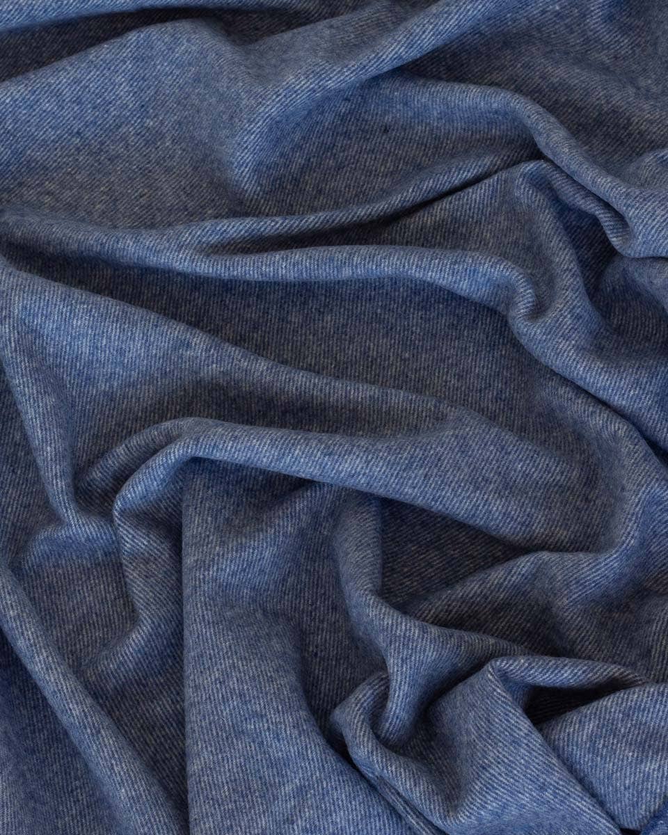 Zachte plooien van een blauwe plaid van kasjmier en merinowol