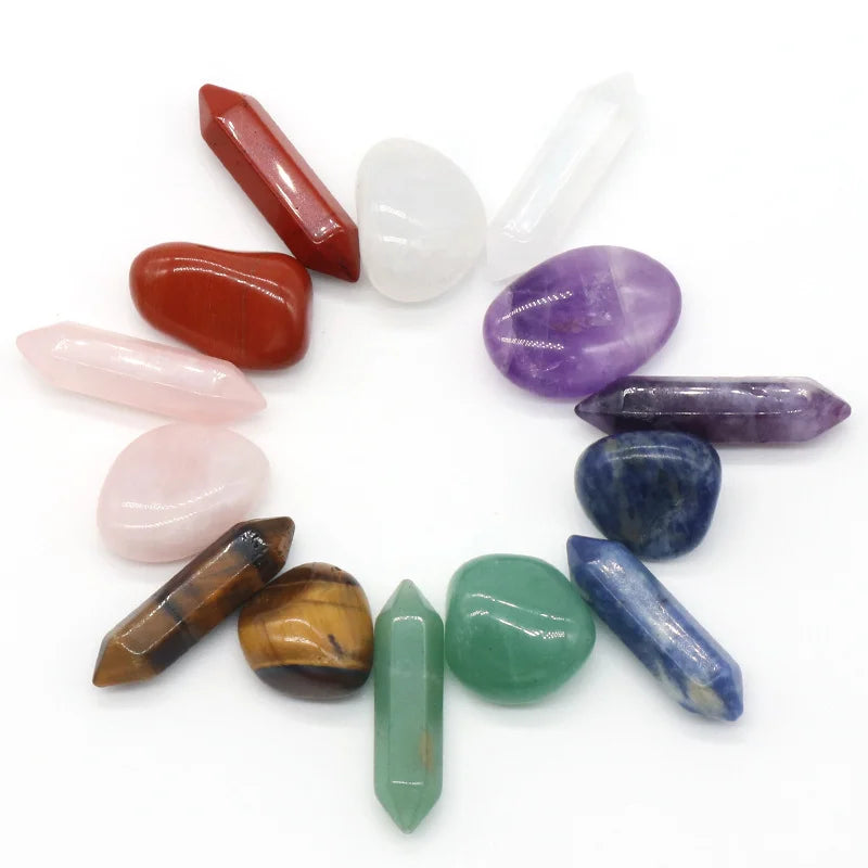 Zeven chakra edelstenen in verschillende kleuren voor meditatie en ritueel