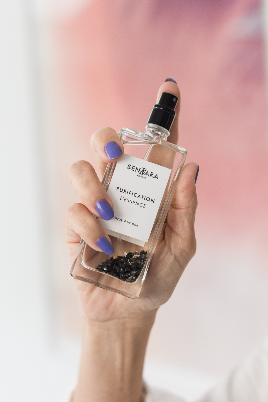 Hand die natuurlijke zuiveringsspray met kristallen verstuift voor een frisse sfeer