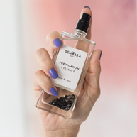 Hand die natuurlijke zuiveringsspray met kristallen verstuift voor een frisse sfeer