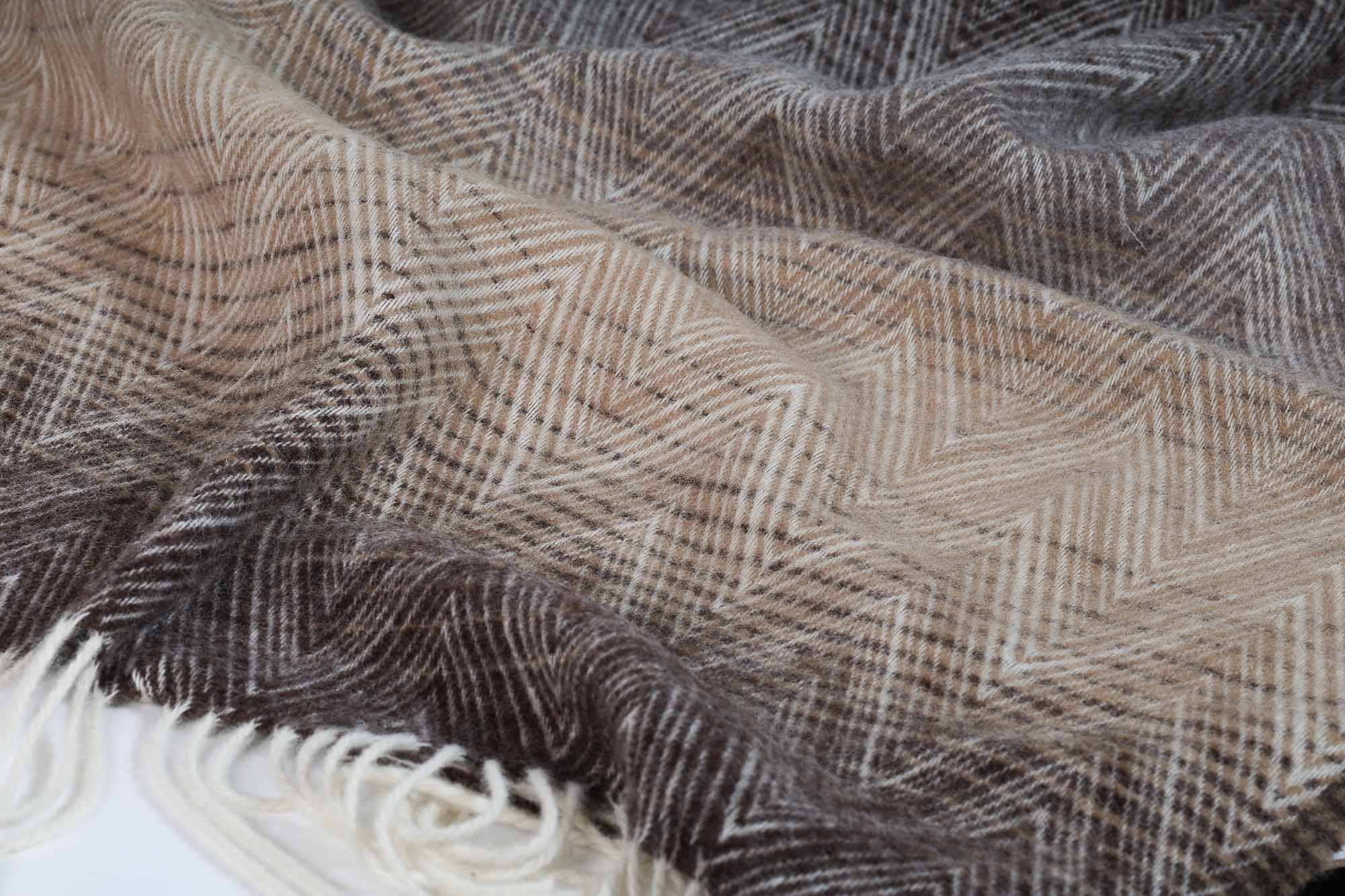 Close-up van zachte wolstructuur van de Nieuw-Zeelandse wollen plaid