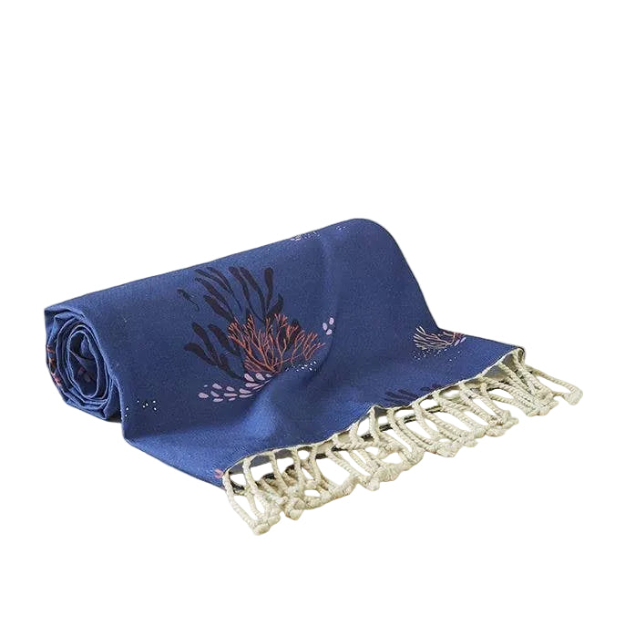 opgerold blauw katoenen strandlaken met koraalmotief en franjes