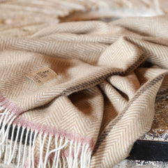 Detail van Denver plaid van 100% Nieuw-Zeelandse wol met elegante randafwerking