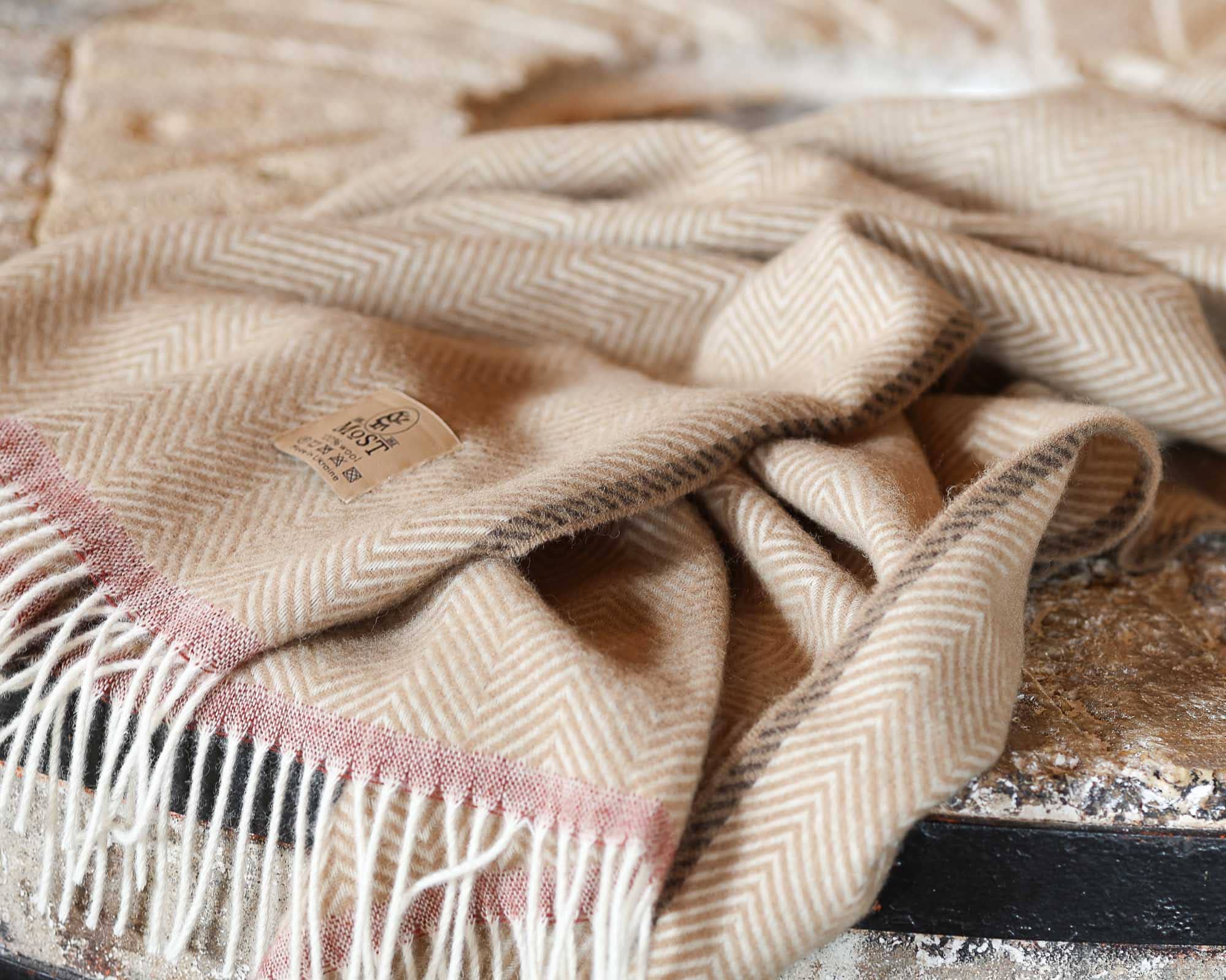 Detail van Denver plaid van 100% Nieuw-Zeelandse wol met elegante randafwerking