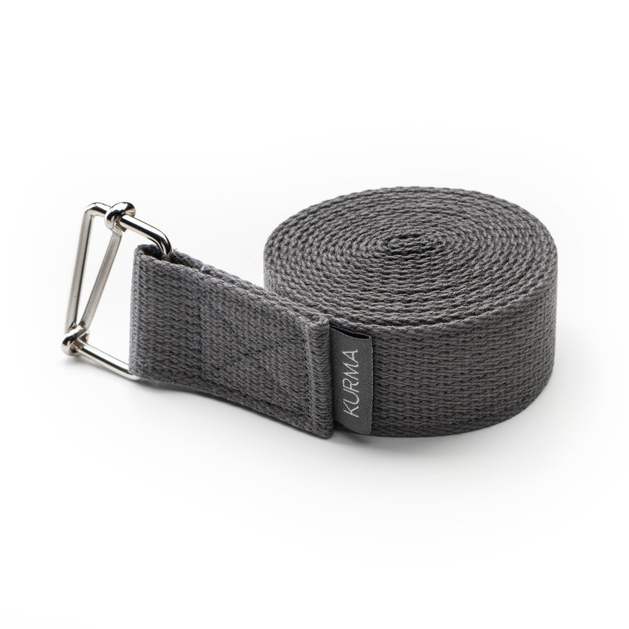 Zijaanzicht van de stevige, 4 cm brede katoenen yogariem in de kleur grijs antraciet, compact opgerold voor onderweg.
