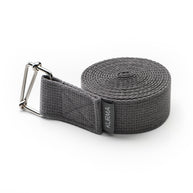 Zijaanzicht van de stevige, 4 cm brede katoenen yogariem in de kleur grijs antraciet, compact opgerold voor onderweg.