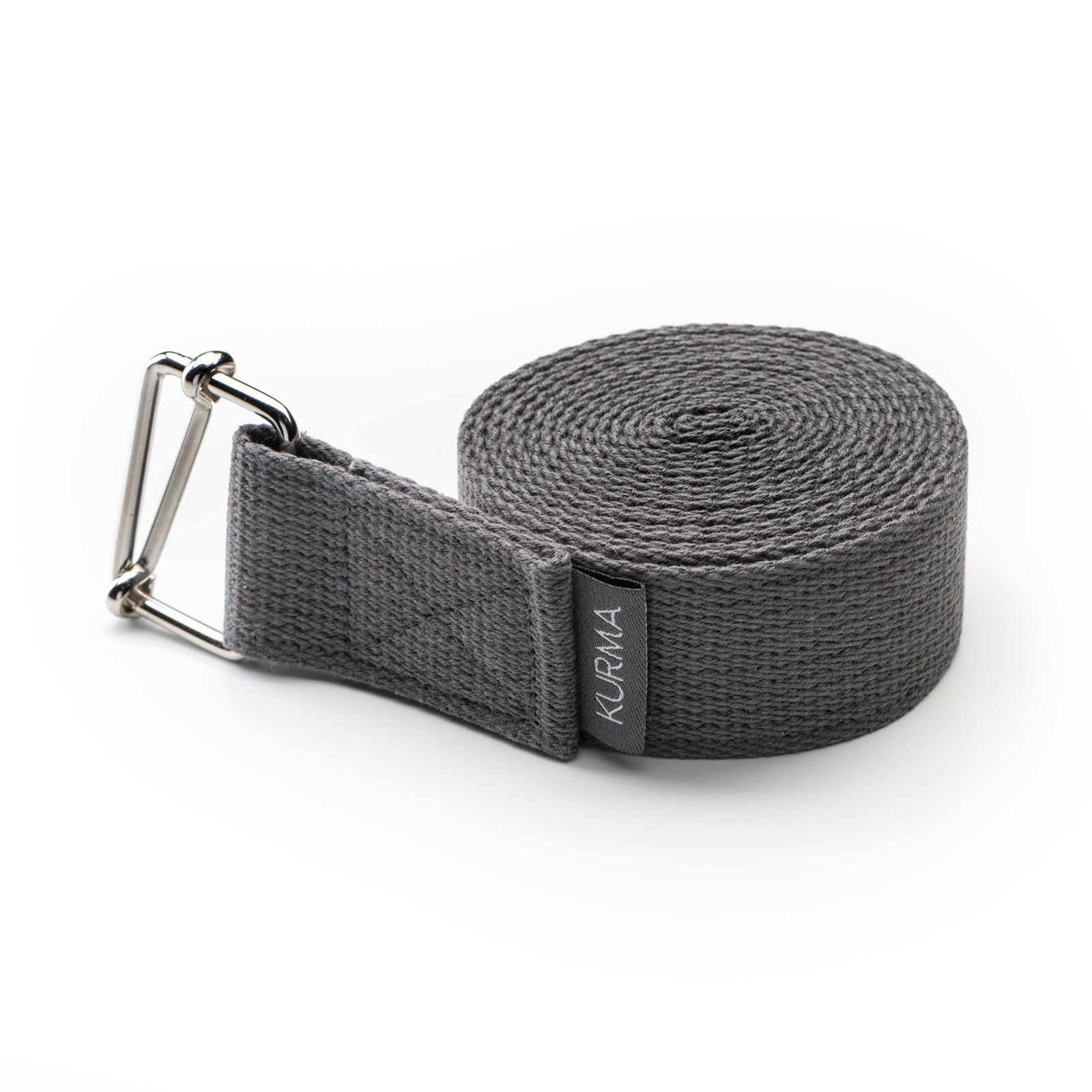 Zijaanzicht van de stevige, 4 cm brede katoenen yogariem in de kleur grijs antraciet, compact opgerold voor onderweg.