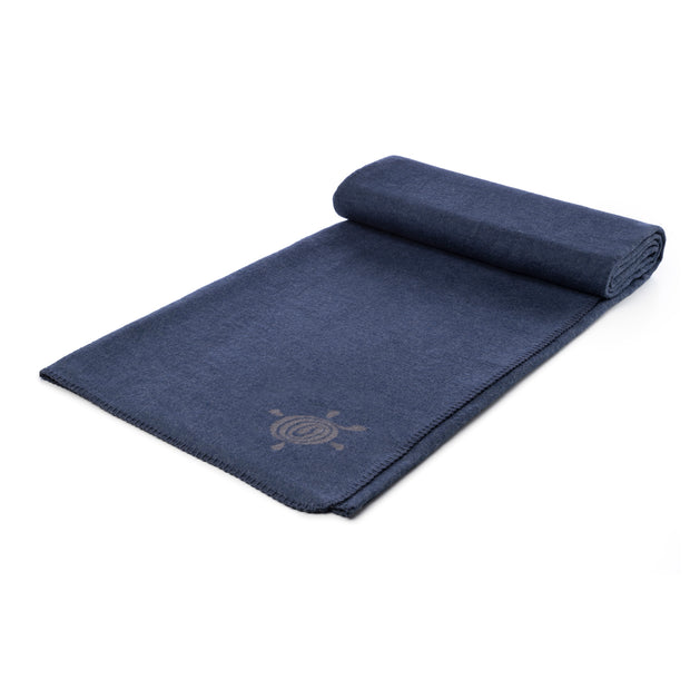 Opgevouwen yoga deken in blauwe kleur, veelzijdig te gebruiken voor comfort en ondersteuning