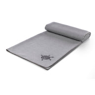 Zachte katoenen yogadeken in neutrale grijze tint, ideaal voor ontspanning en savasana