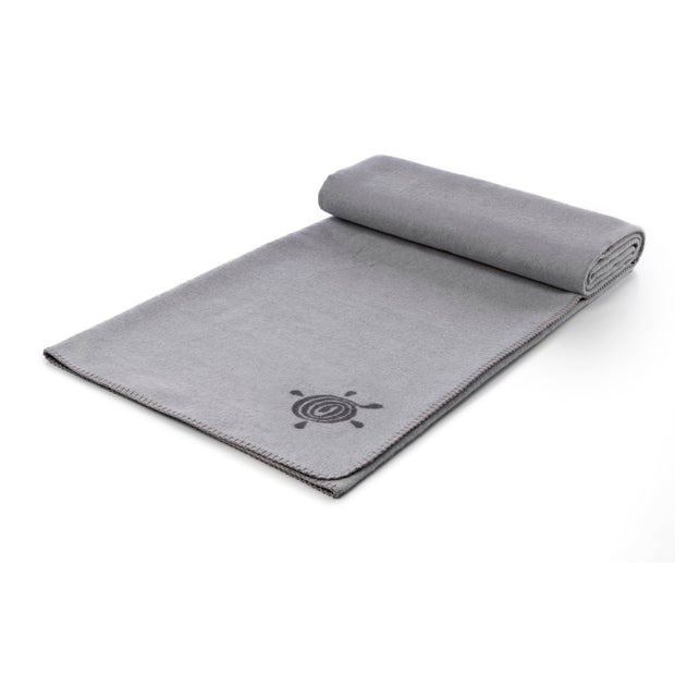 Zachte katoenen yogadeken in neutrale grijze tint, ideaal voor ontspanning en savasana