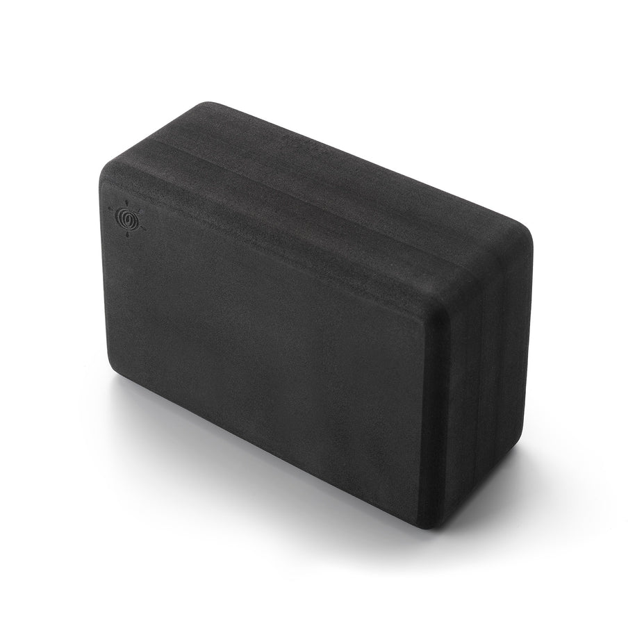 extra grote yogablok zwart foam yoga brick van 85% gerecycled EVA-schuim, een lichtgewicht hulpmiddel voor extra bereik en stabiliteit.